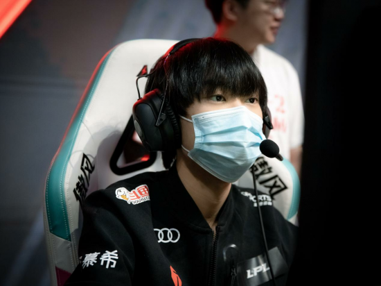 探索永劫无间手游中的南宫锦角色与优拉Yolenda的精彩COS